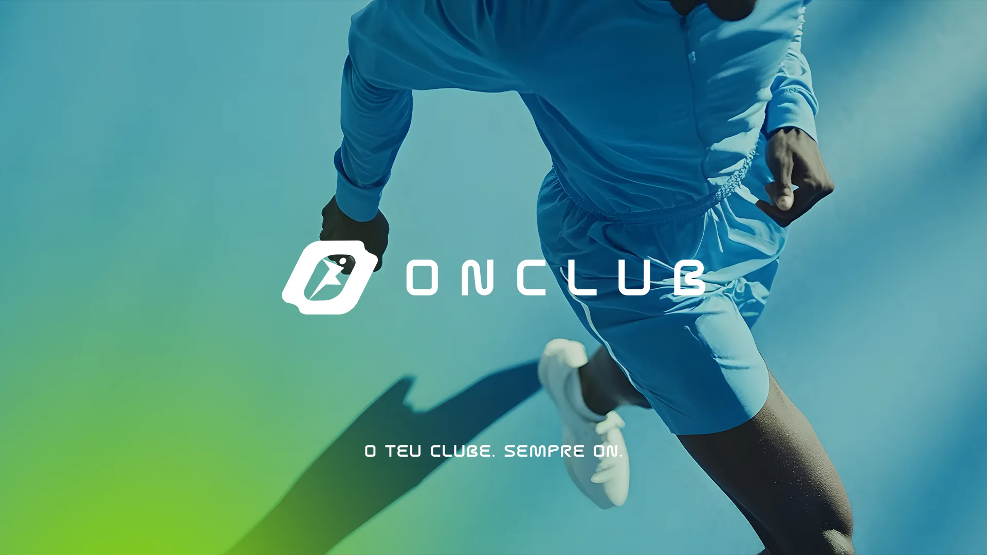 Atleta a correr com equipamento azul, sobre gradiente verde e azul. OnClub, o teu clube, sempre on.